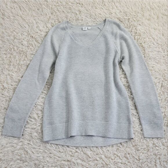 Gap V-Neck Pullover Sweater  - Picture 1 of 4